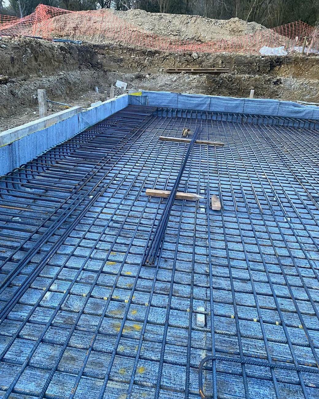 Swimming pool shell with membrane-lined walls