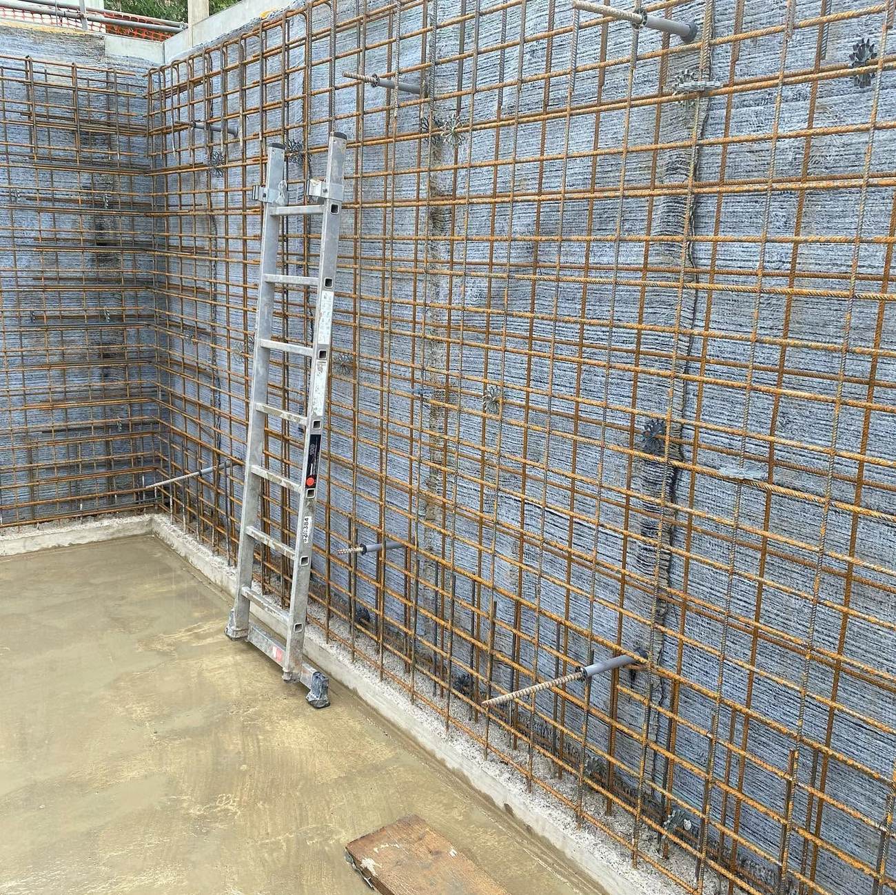 Vertical reinforcement bars for a retaining wall
